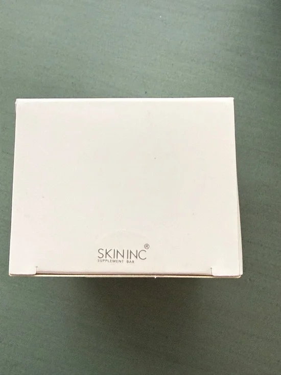 Skin Inc CRYO-ICE SAKE ROLLER (BLUSH EDITION)
NIB-Sealed in Box - Picture 7 of 8